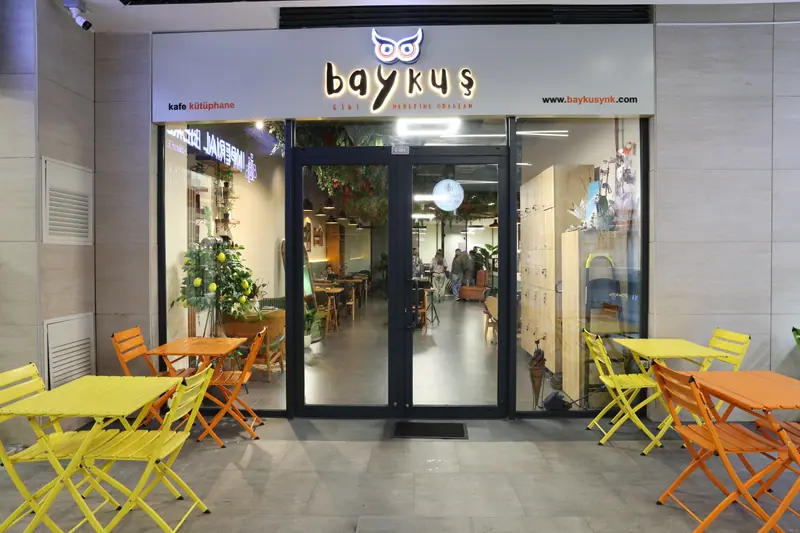 Baykuş girişi ve teras masaları