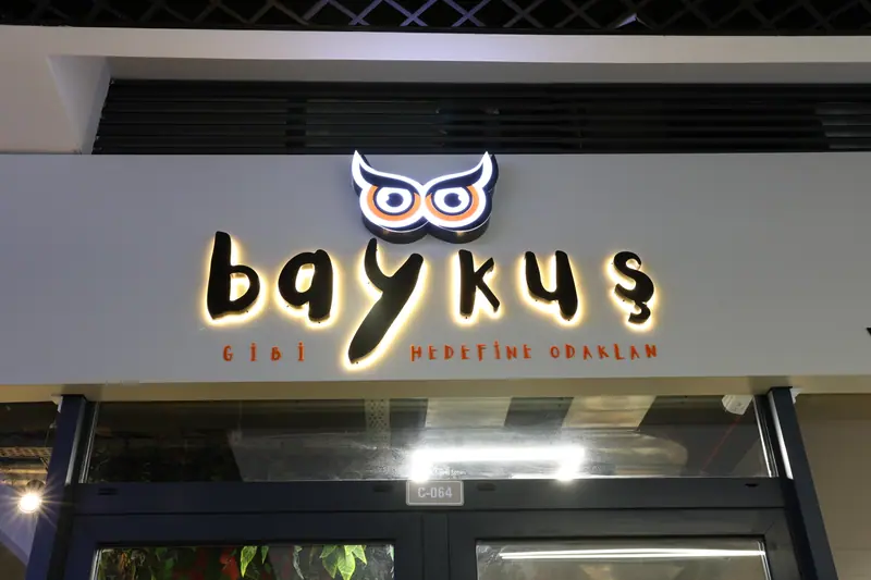 Girişteki ışıklı Baykuş tabelası